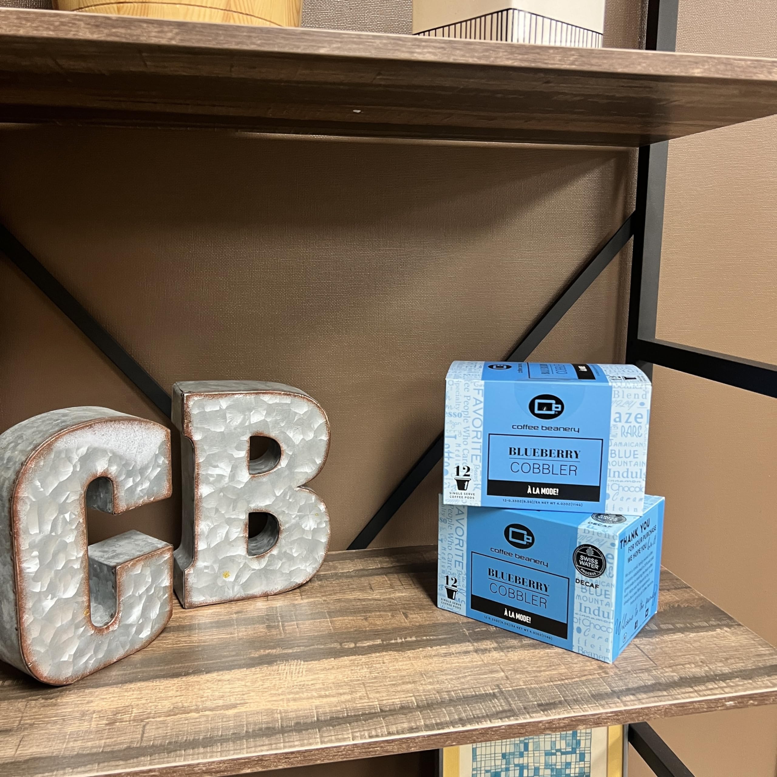 Coffee Beanery cápsula insertada en máquina K‑Cup para extracción precisa