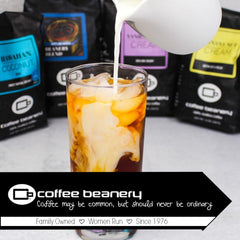 Coffee Beanery cápsulas junto a una regla para visualizar tamaño práctico