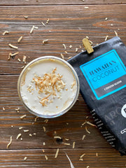 Coffee Beanery granos enteros de Hawaiian Coconut en primer plano, aroma intenso