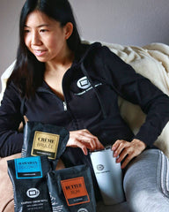 Coffee Beanery taza con textura de espuma y aroma a coco, experiencia cremosa