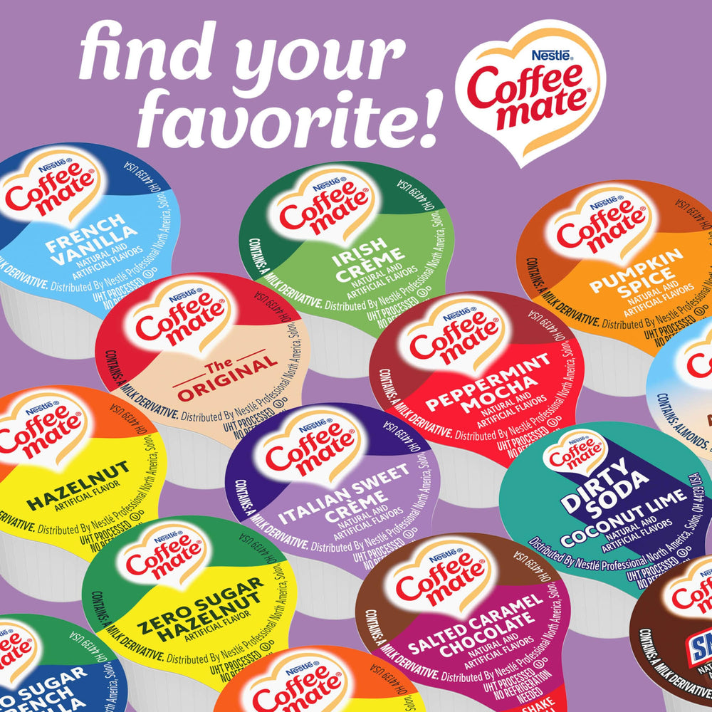 Coffee mate tubito junto a una mano para comparar tamaño y porción práctica