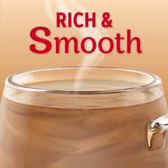 Coffee Mate cucharada vertida en café caliente para cremidad instantánea