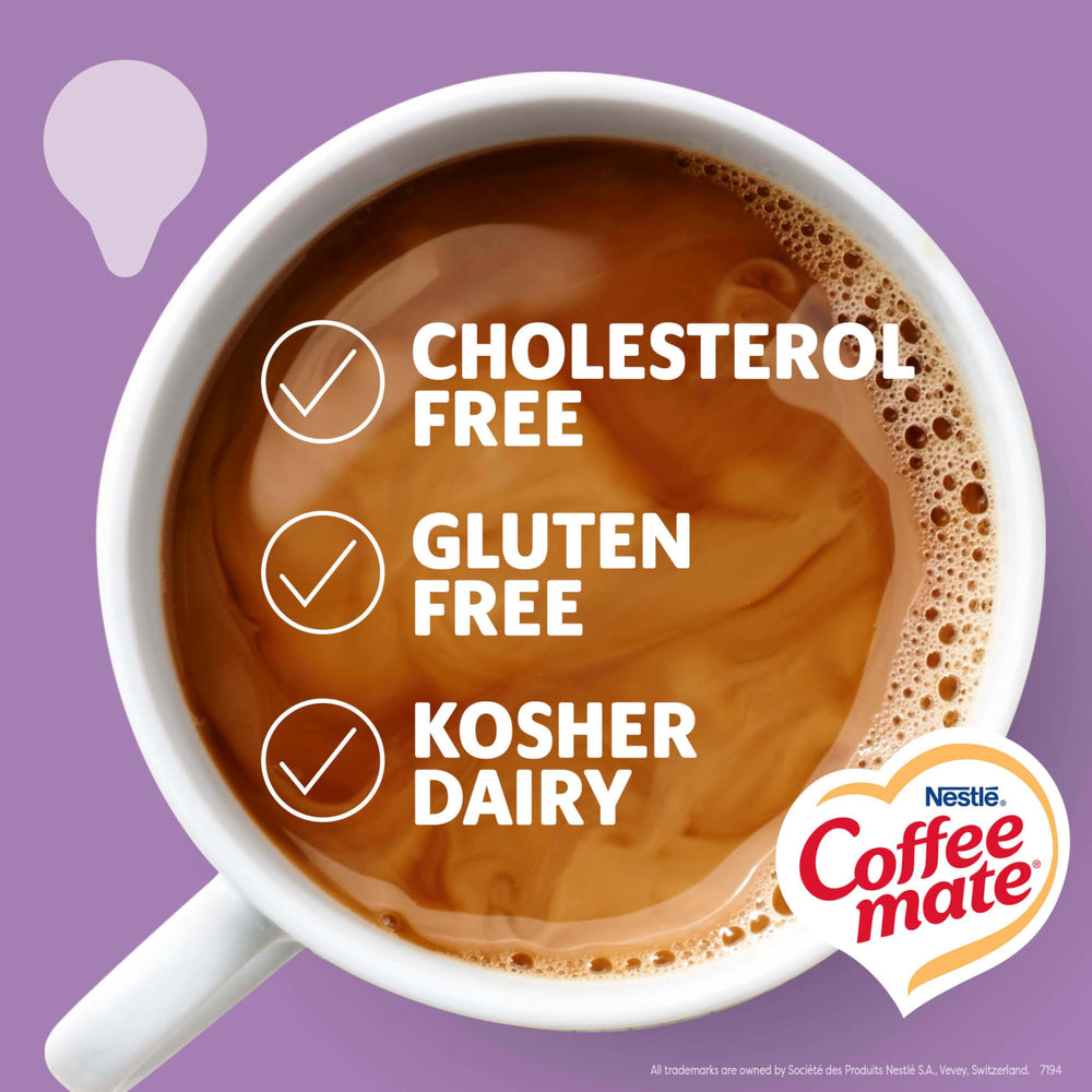 Coffee mate vertiéndose en espresso demostrando mezcla rápida y sabor mejorado