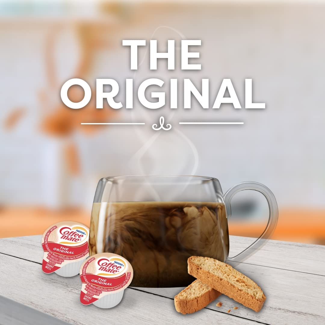 Coffee mate primer plano de monodosis que muestra la textura cremosa