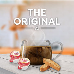 Coffee mate primer plano de monodosis que muestra la textura cremosa