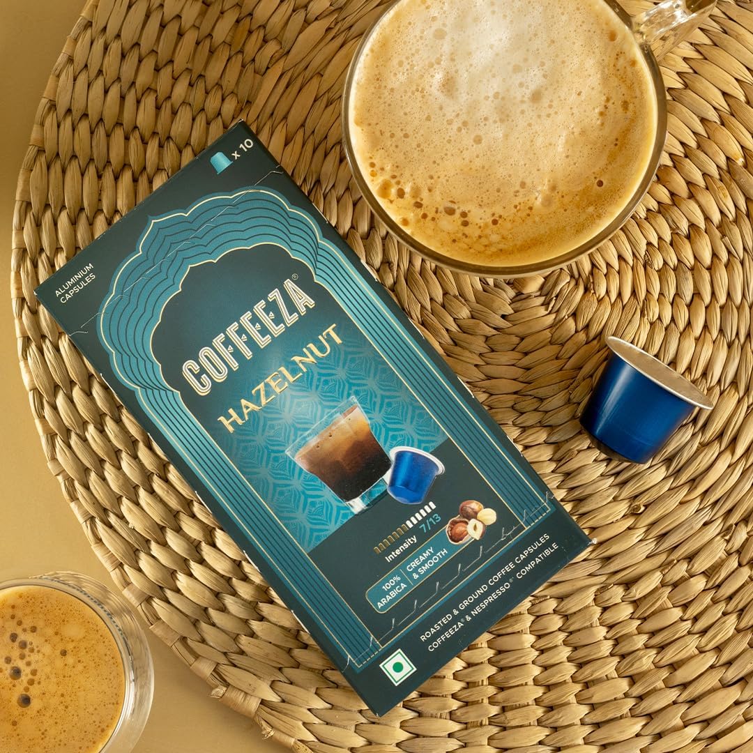 Coffeeza cápsulas en mano para mostrar tamaño práctico y conveniencia