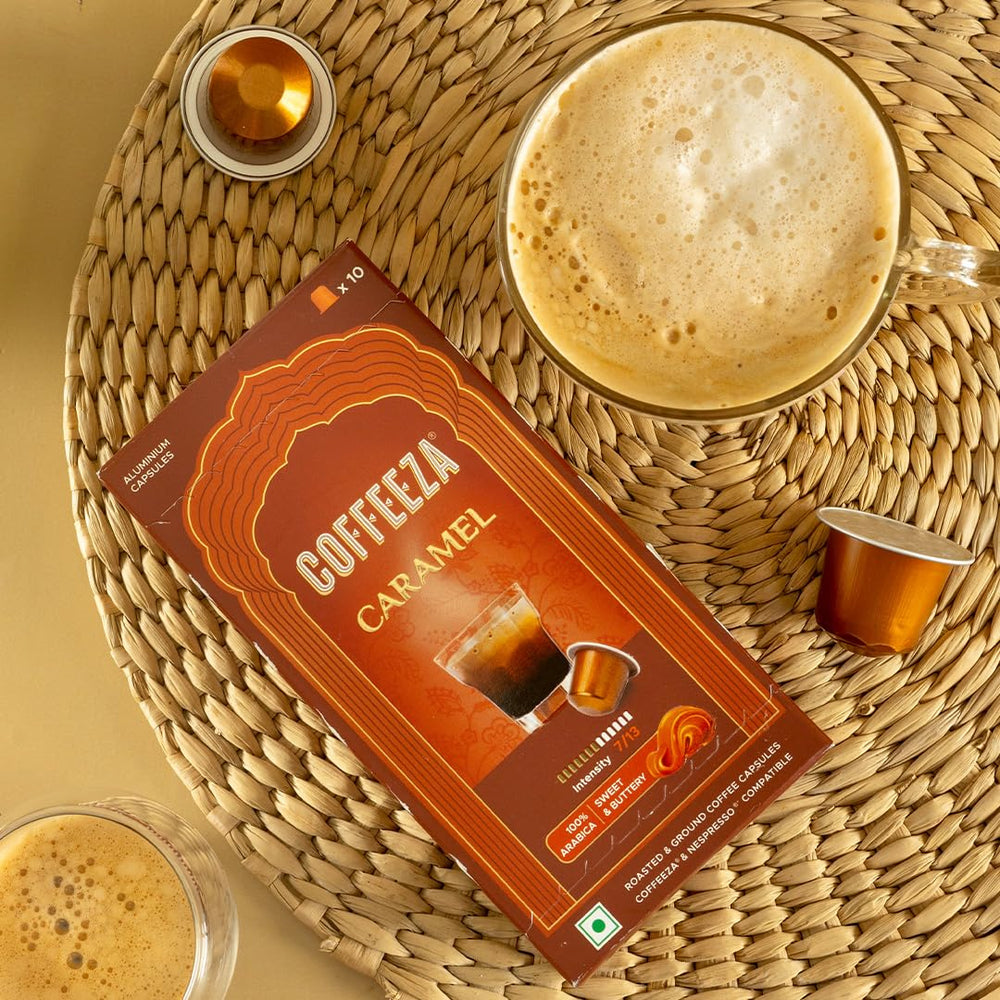 Escena lifestyle con personas probando cápsulas Coffeeza en desayuno compartido