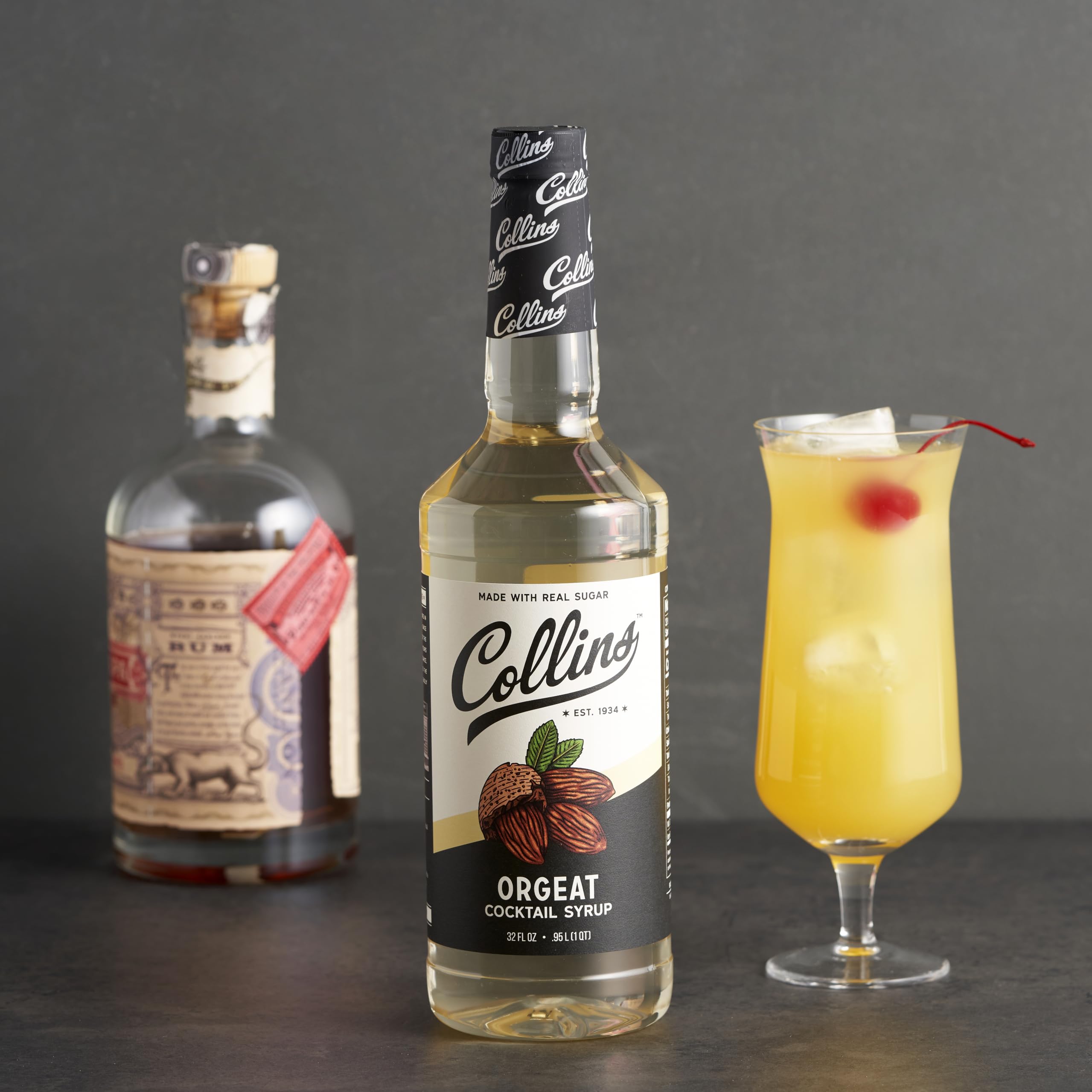 Collins Orgeat Syrup comparado con una mano para escala de rendimiento
