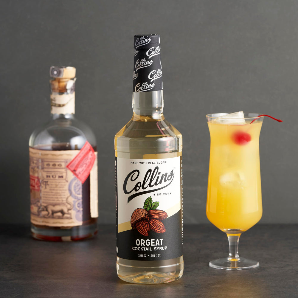 Collins Orgeat Syrup comparado con una mano para escala de rendimiento