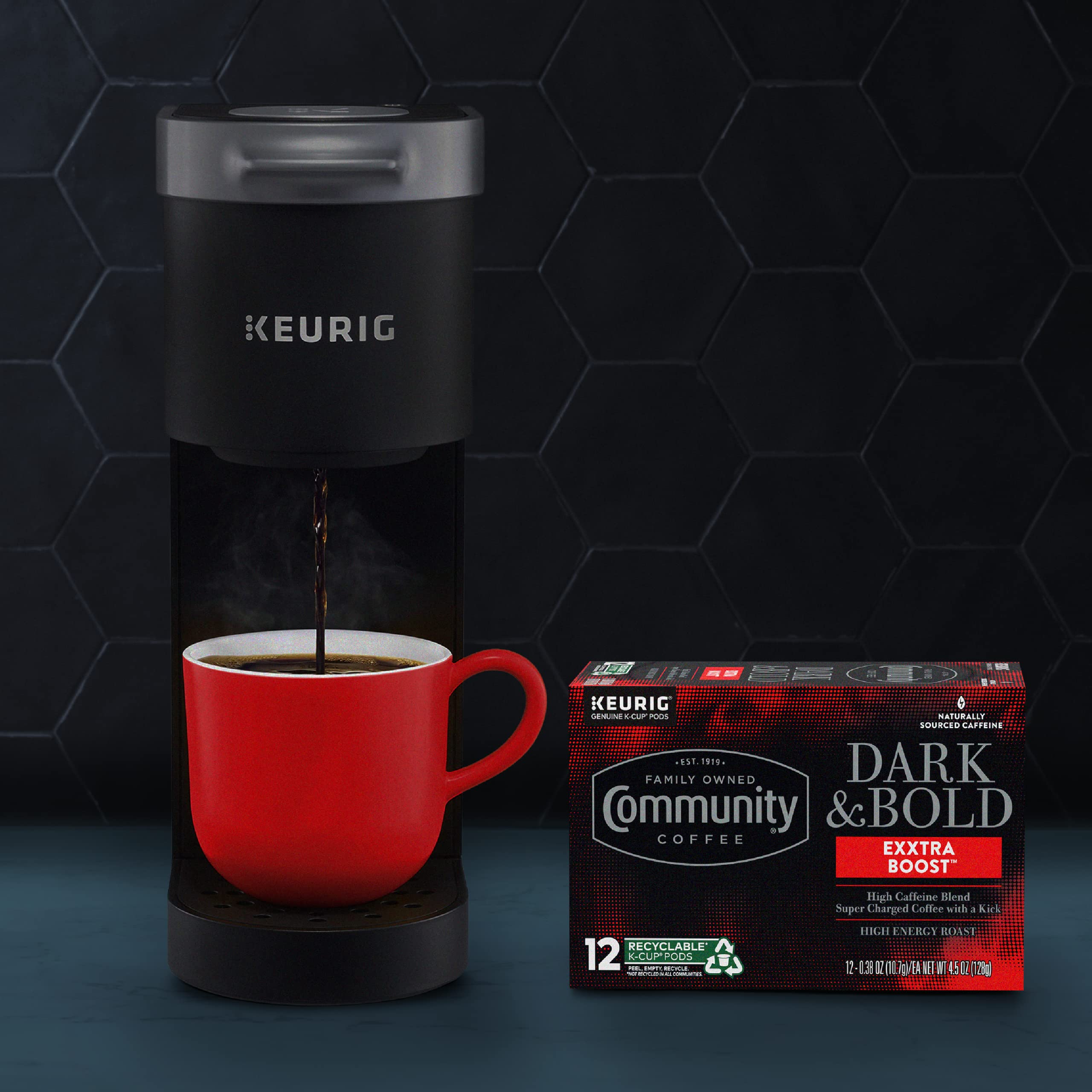 Community Coffee cápsula en mano para mostrar tamaño práctico y conveniencia