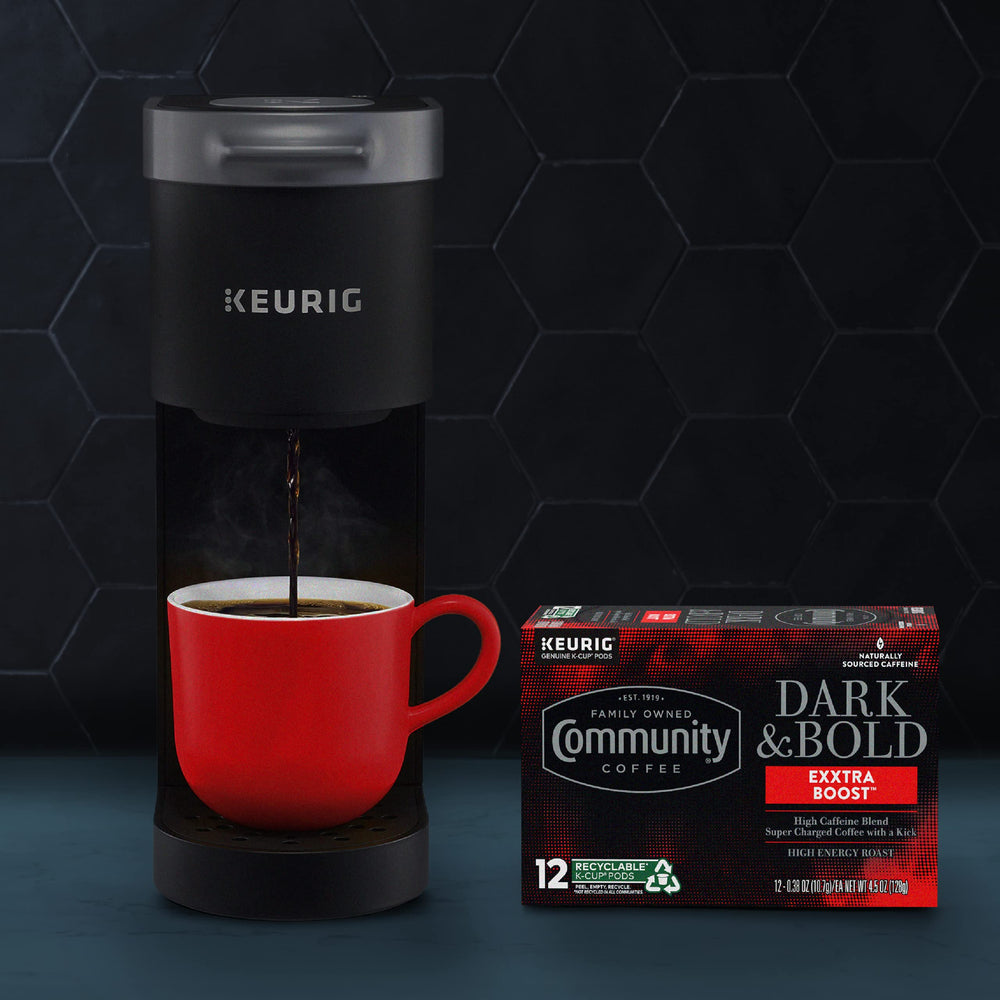Community Coffee cápsula en mano para mostrar tamaño práctico y conveniencia