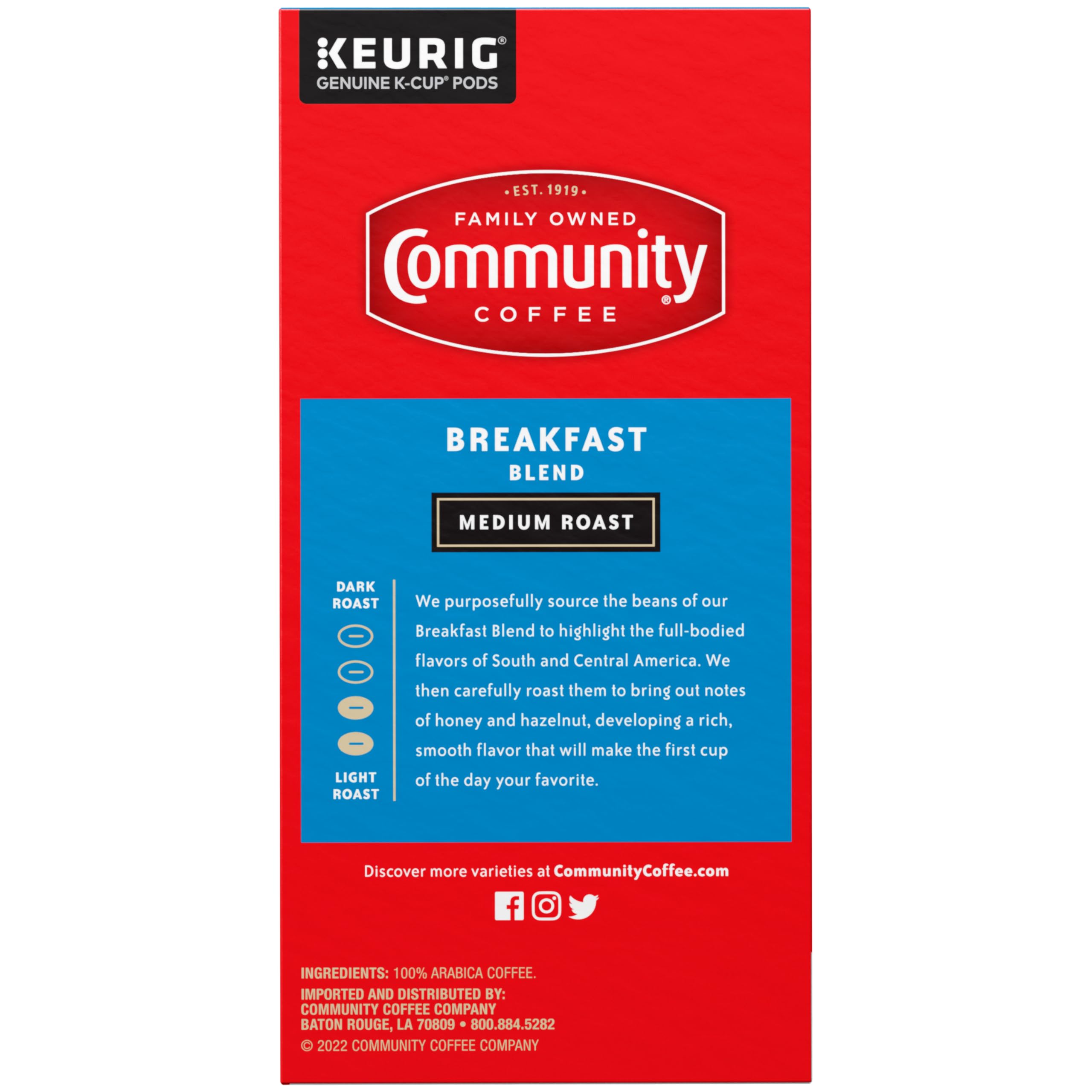Community Coffee cápsula junto a una taza para comparar tamaño y porción exacta