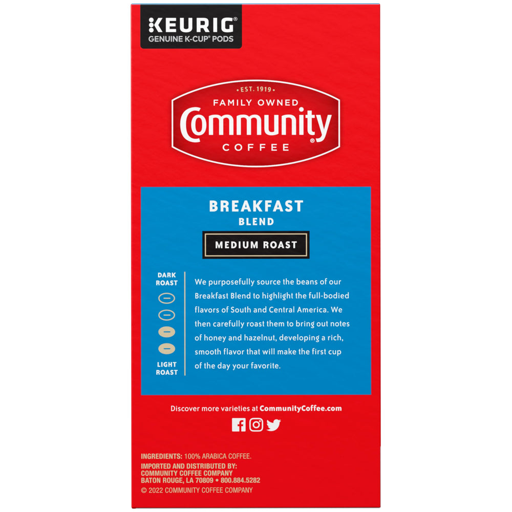 Community Coffee cápsula junto a una taza para comparar tamaño y porción exacta
