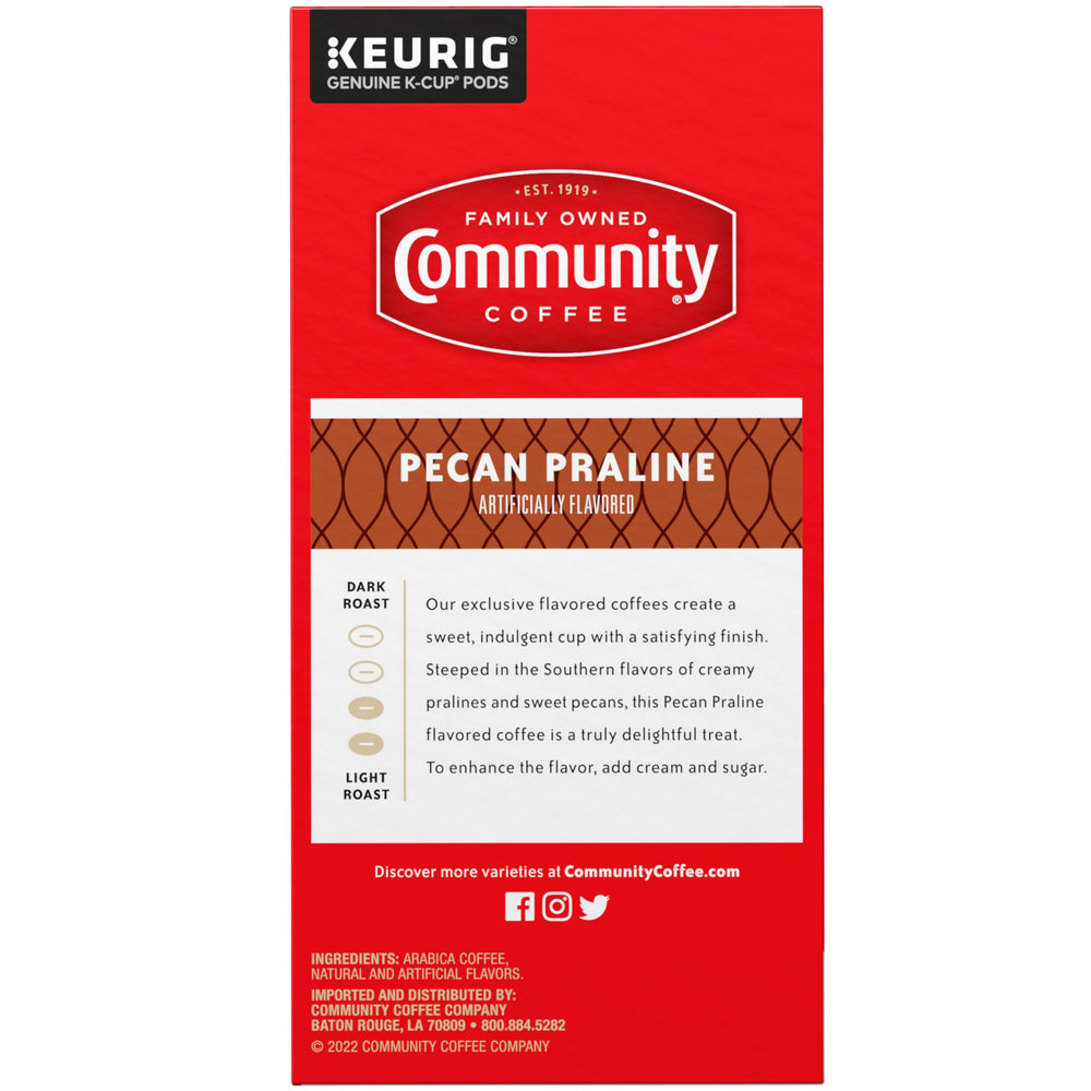 Community Coffee cápsula junto a una regla para comparar su tamaño práctico