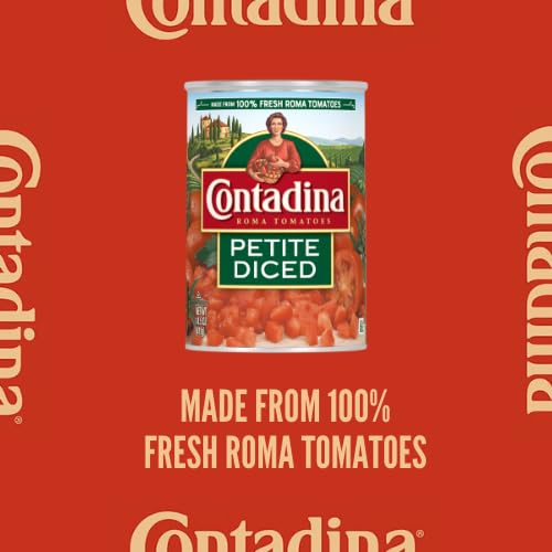 Contadina primer plano de cubos de tomate con textura lista para cocinar