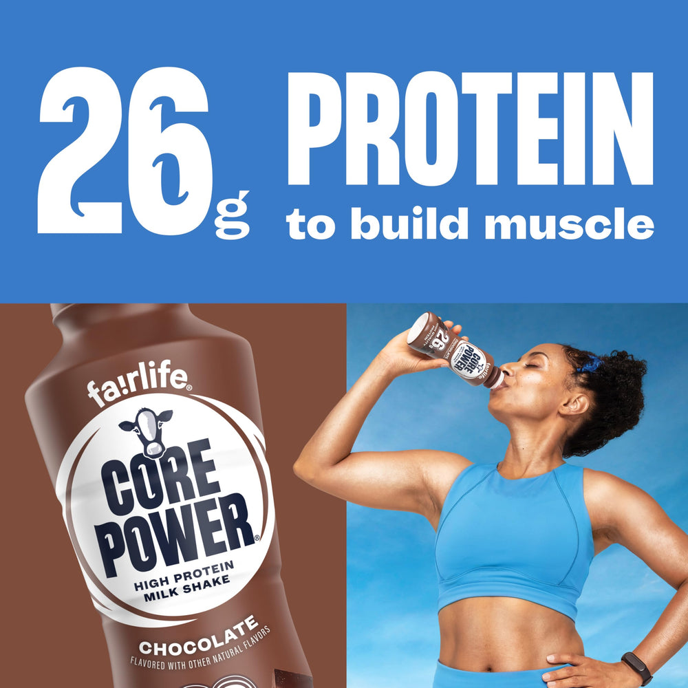Core Power vertido en vaso listo para beber tras entrenamiento