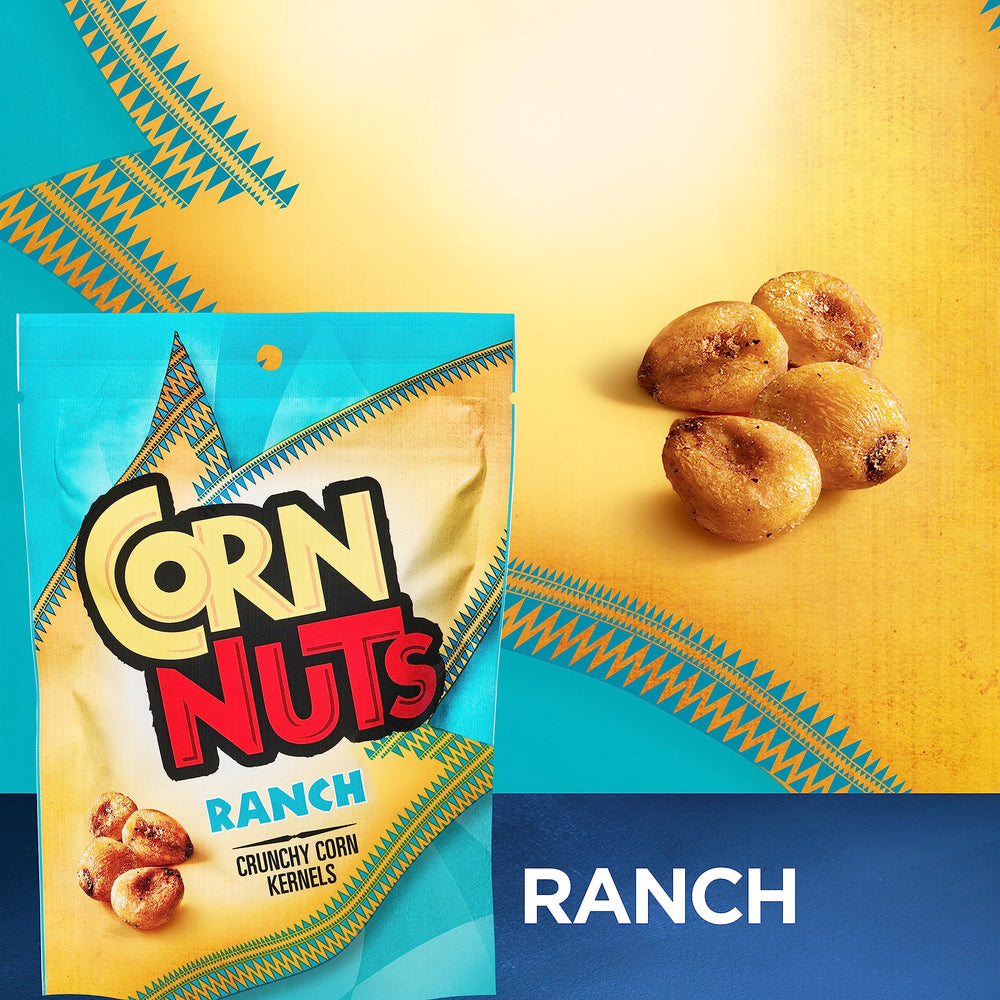 Corn Nuts mano sosteniendo una bolsa para mostrar tamaño y porciones prácticas
