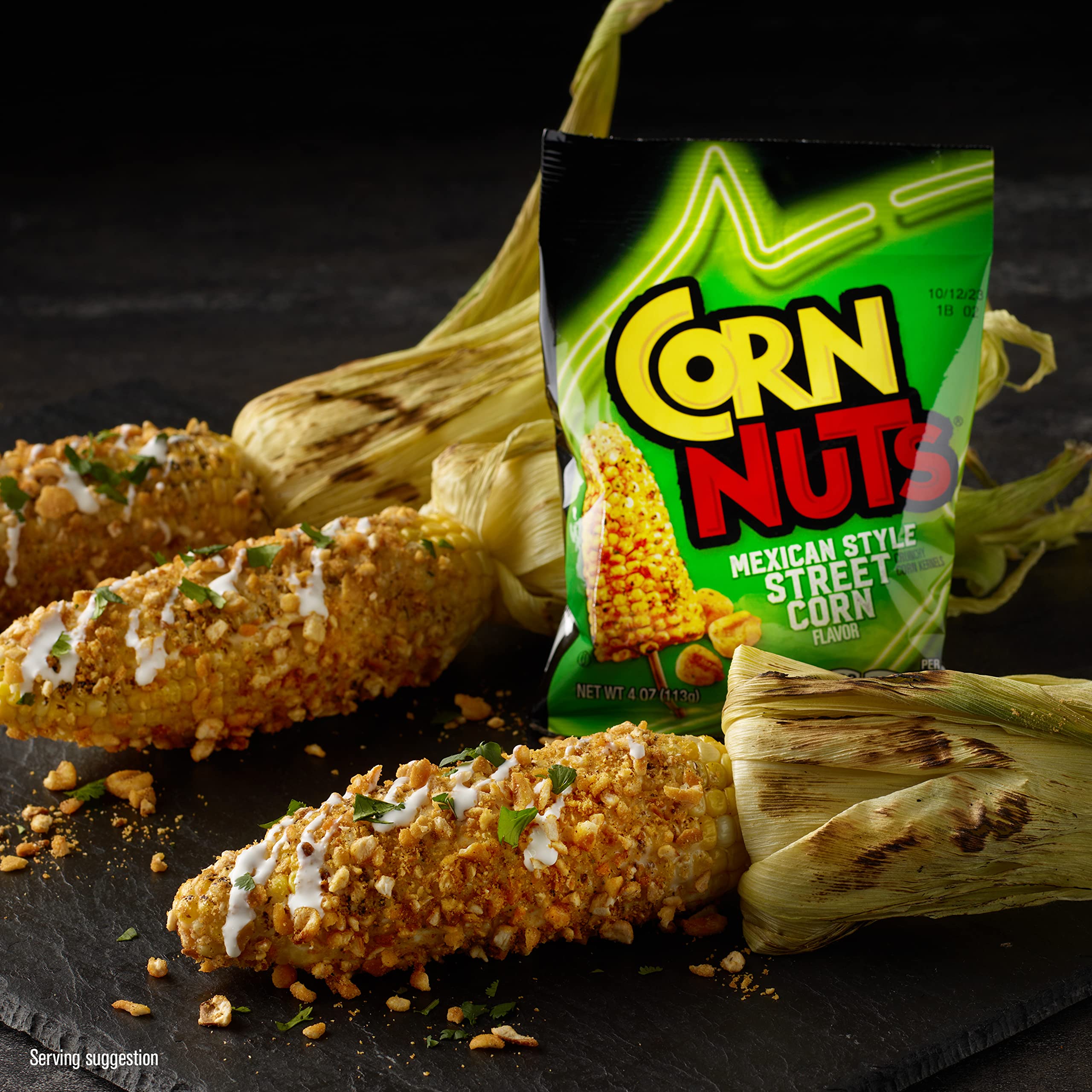 Corn Nuts en tabla de botanas durante una fiesta, añade variedad y crunch