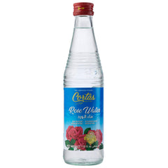 Cortas detalle de gota de agua de rosas en cucharita demostrando pureza y aroma