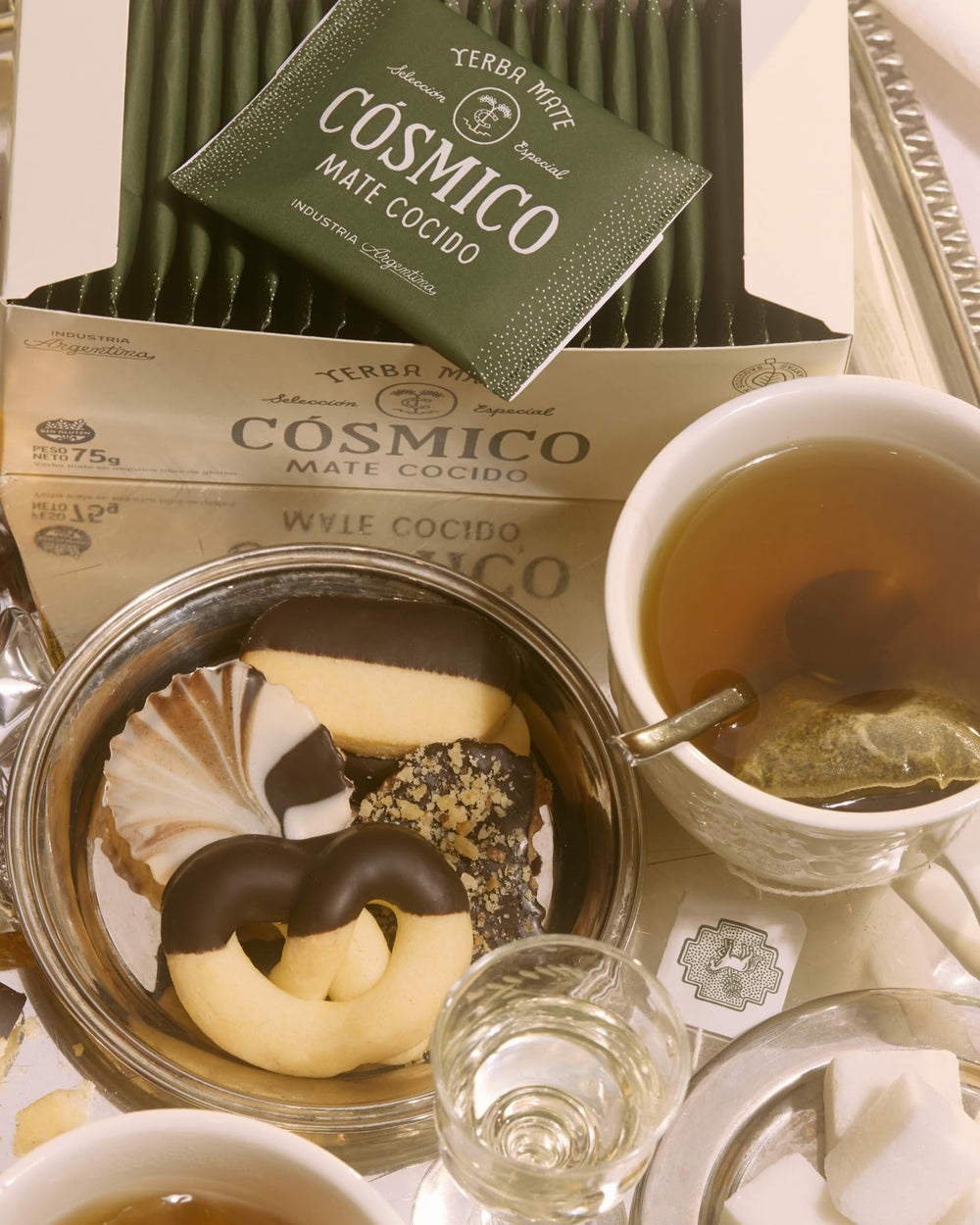 Cósmico bolsita individual en mano destacando frescura y portabilidad
