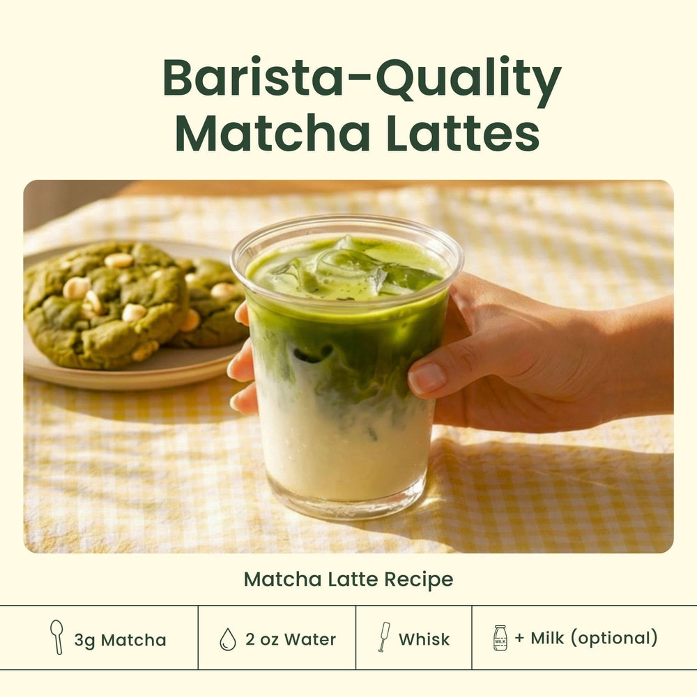Crafti taza de latte con leche vertiéndose en ambiente de cocina casera