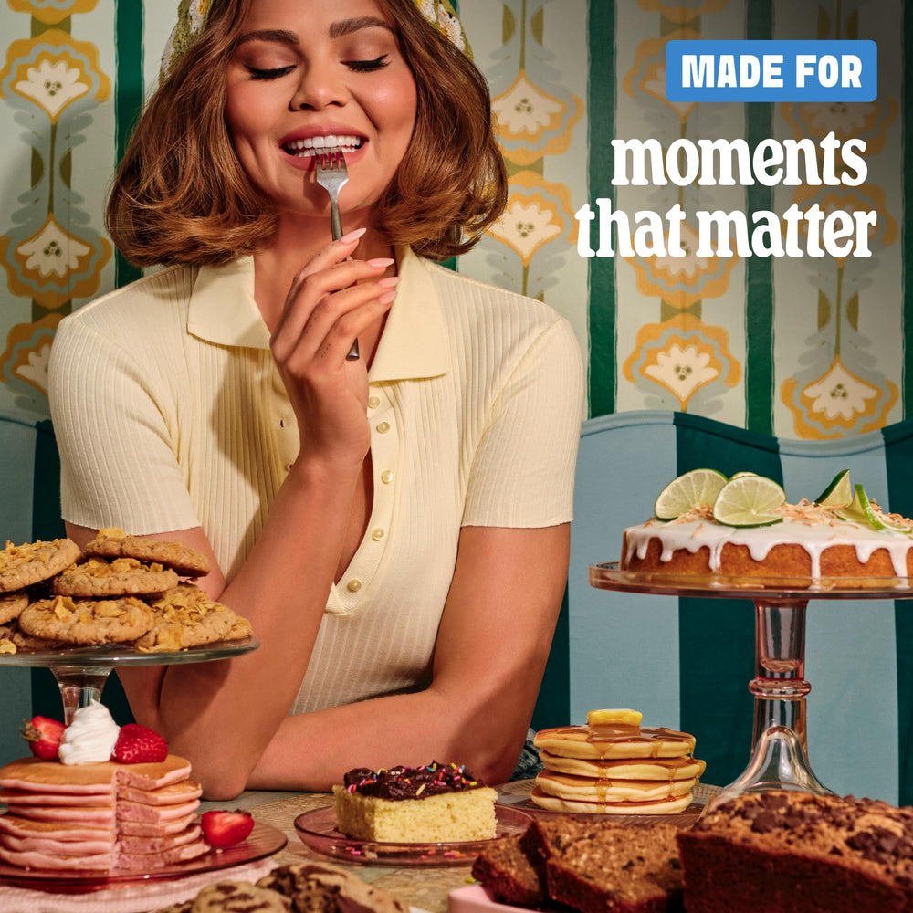 Cravings by Chrissy Teigen banana bread servido con café, perfecto para desayuno
