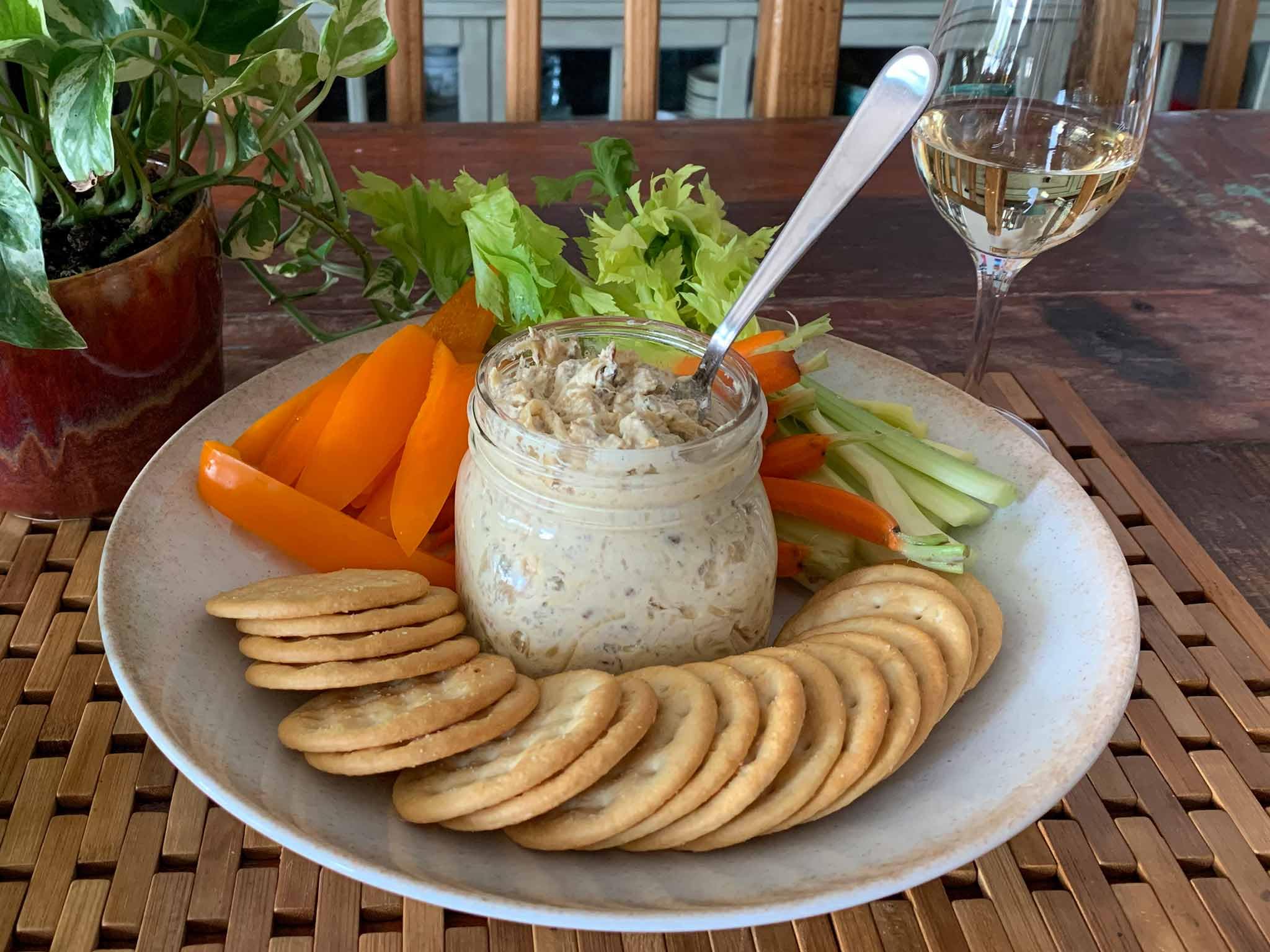 Crown Prince mesa de aperitivos con ostras, limón y acompañamientos elegantes