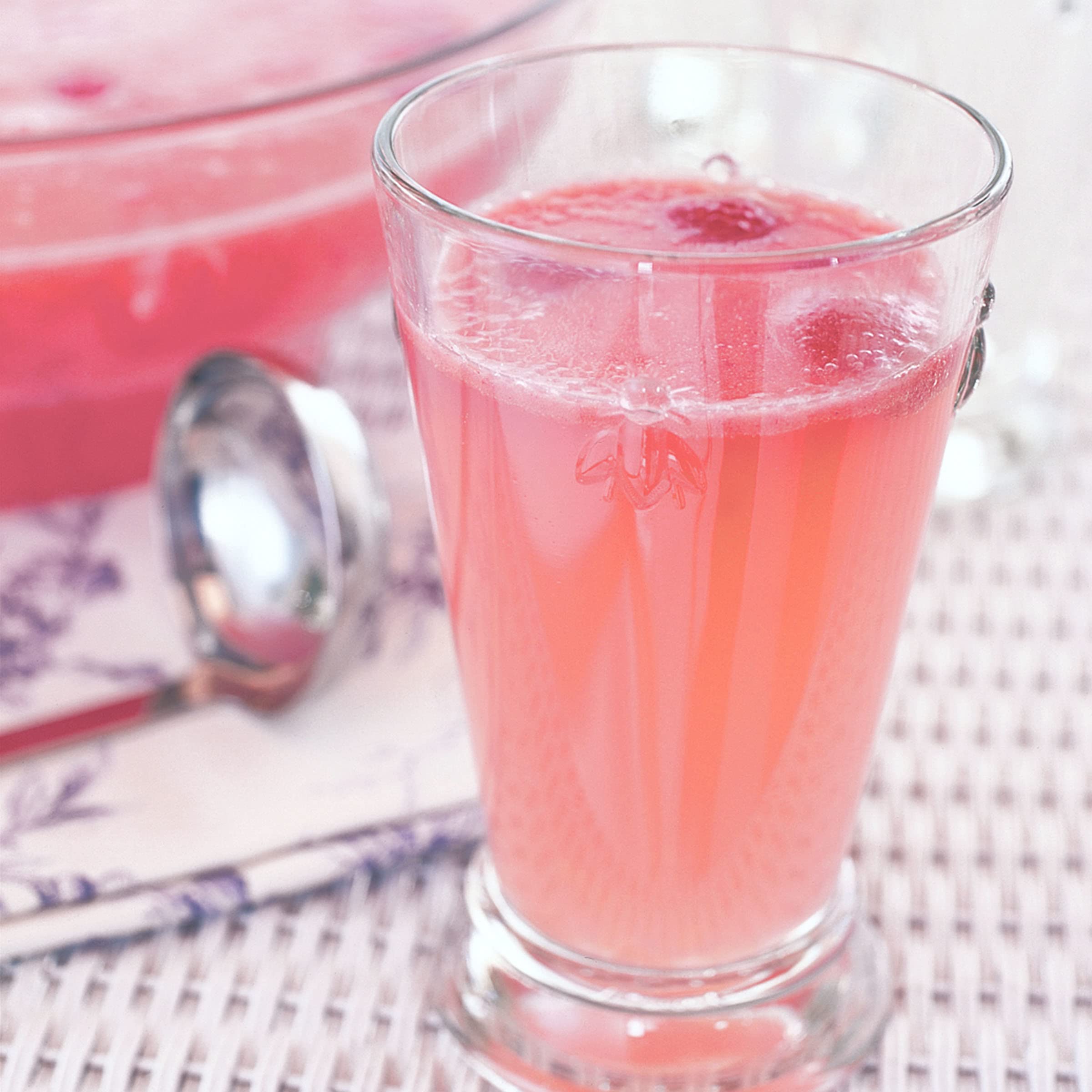 Crystal Light jarra servida con hielo y frambuesas, refresca con pocas calorías