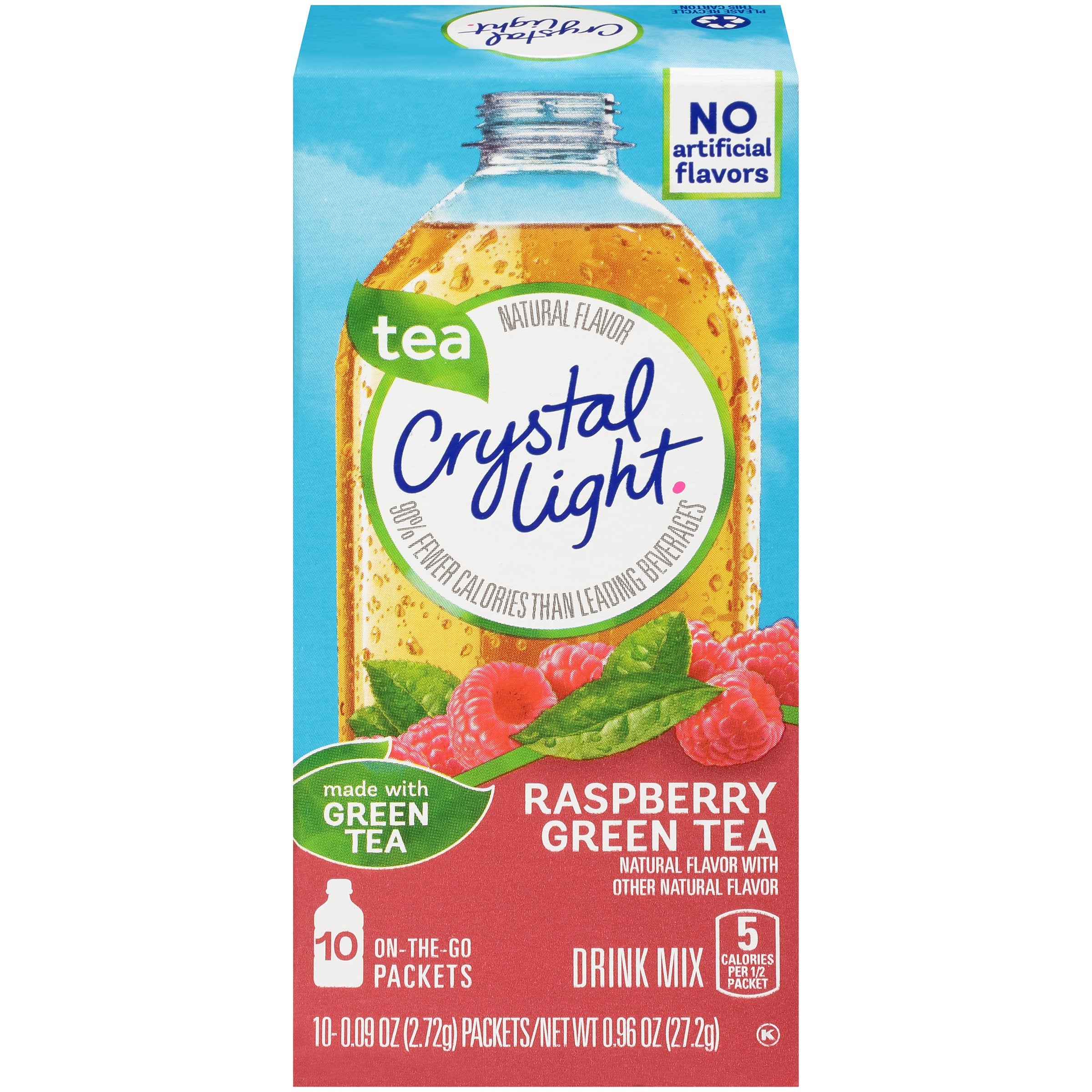 Crystal Light vertiendo sobre en botella para preparar bebida baja en calorías