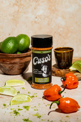 Cuso Cuts espolvoreado sobre costillas demostrando cómo realza sabor y carameliza