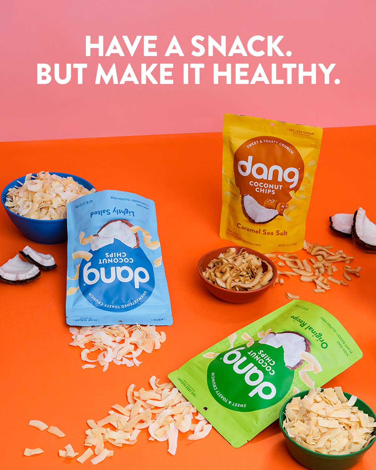 DANG chips de coco como topping sobre yogur, añade crocancia saludable