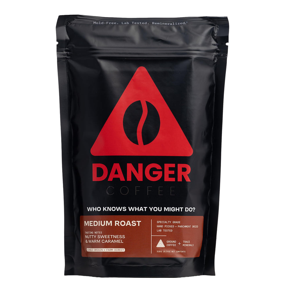 Danger Coffee paquete frontal mostrando marca y tueste medio, claro beneficio de pureza