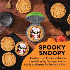 DASH Peanuts vertiendo masa en waflera Snoopy vampiro para cocción rápida