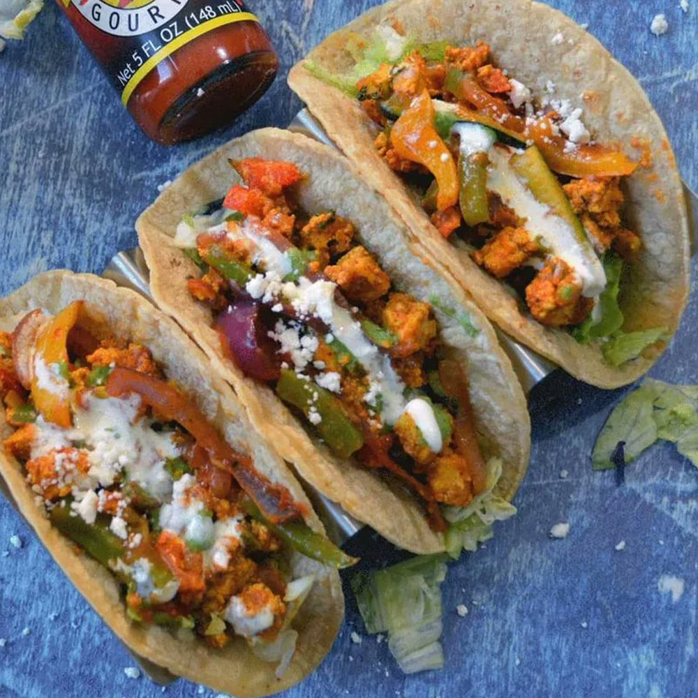 Dave's Gourmet salsa rociada sobre alitas para realzar sabor y entregar calor uniforme