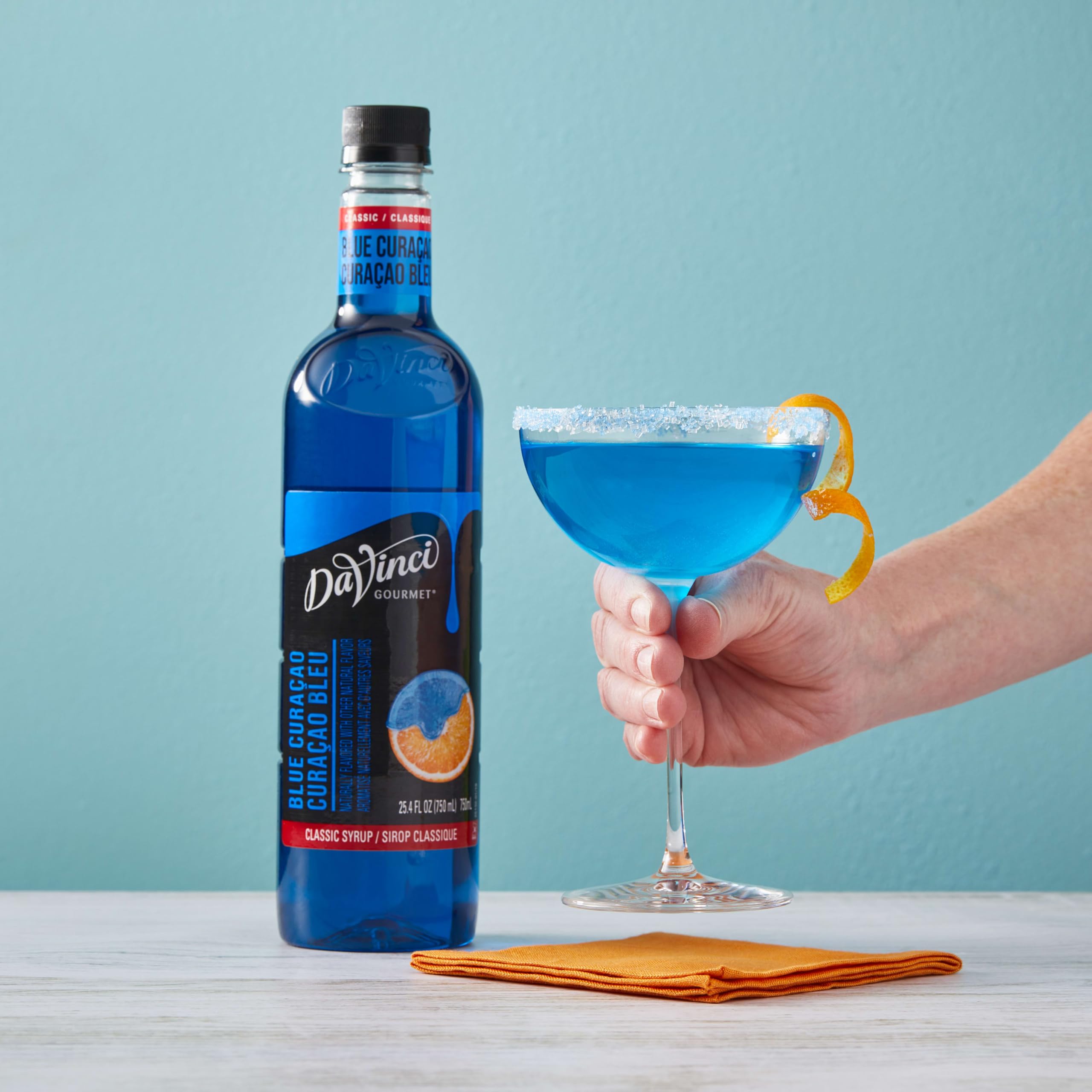 Vaso con soda italiana azul preparada con DaVinci Gourmet y espuma refrescante