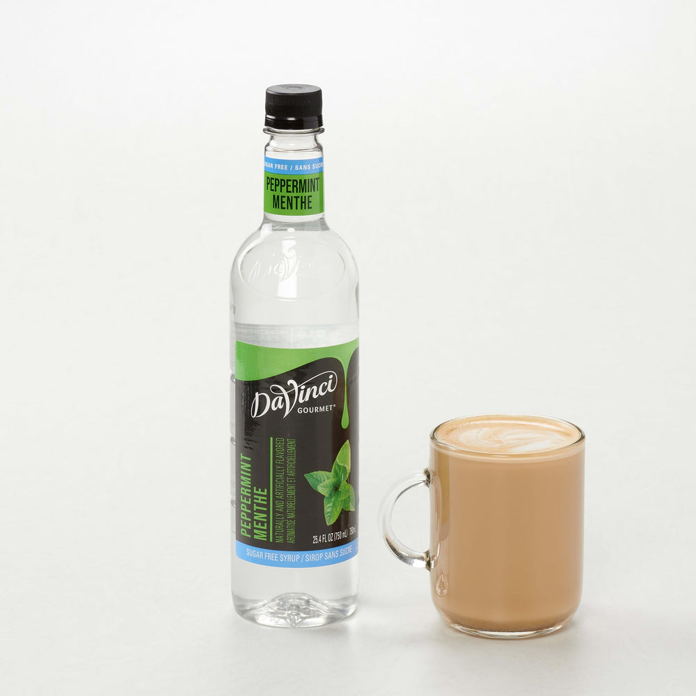 DaVinci Gourmet botella junto a taza para escala, muestra volumen de 25.4 fl oz