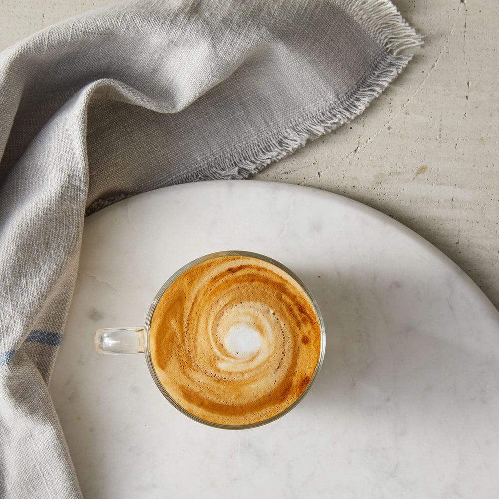 DaVinci Gourmet botella junto a taza para comparar tamaño útil
