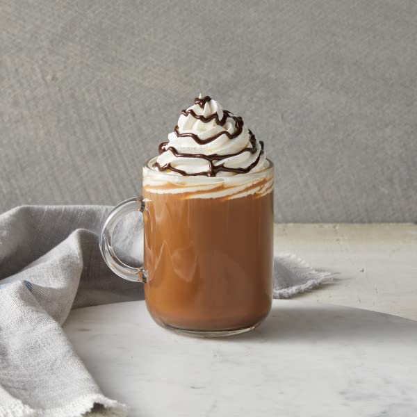DaVinci Gourmet vertido en café realzando sabor de mocha sin azúcar