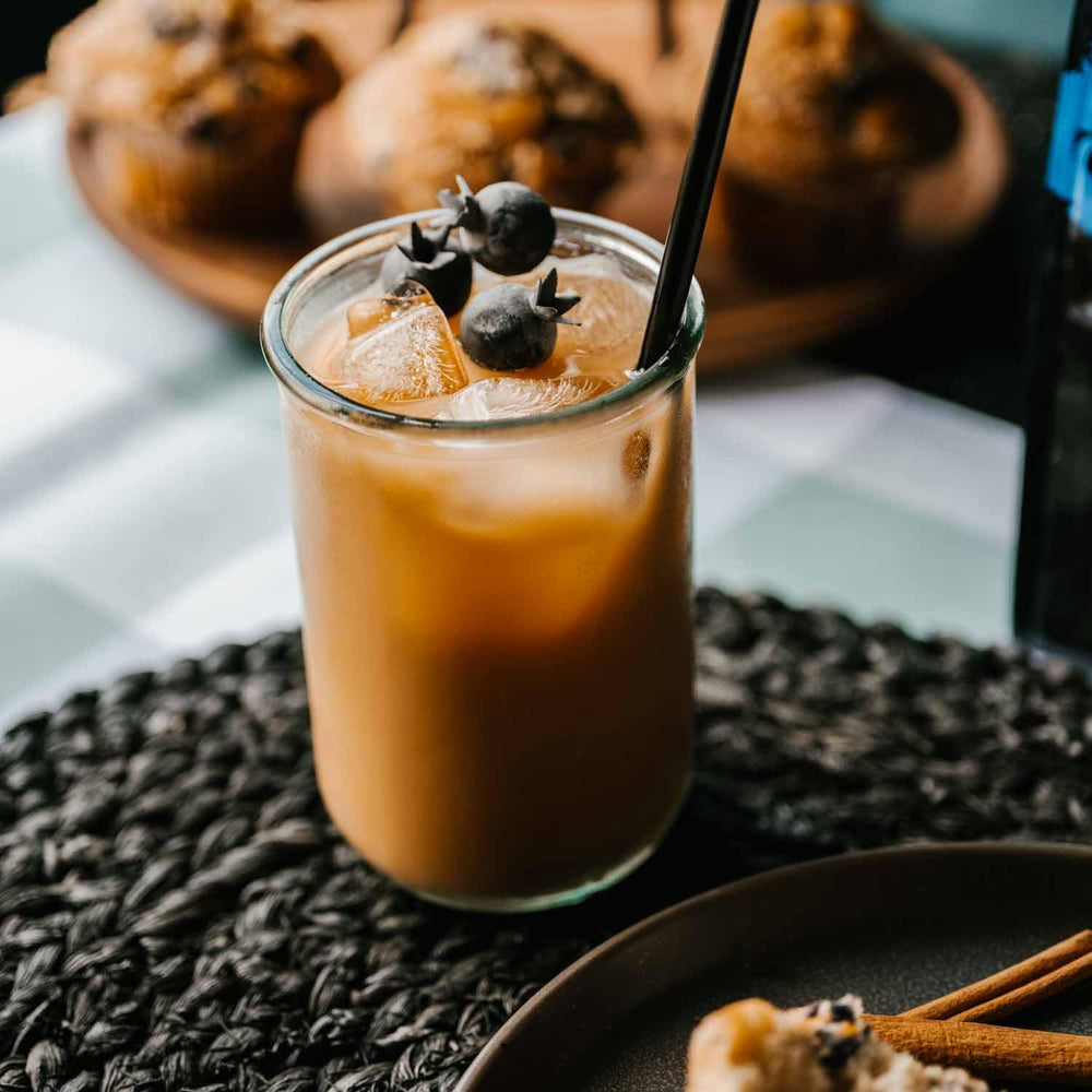 Death Wish Coffee vaso con iced coffee que muestra su respuesta refrescante en frío