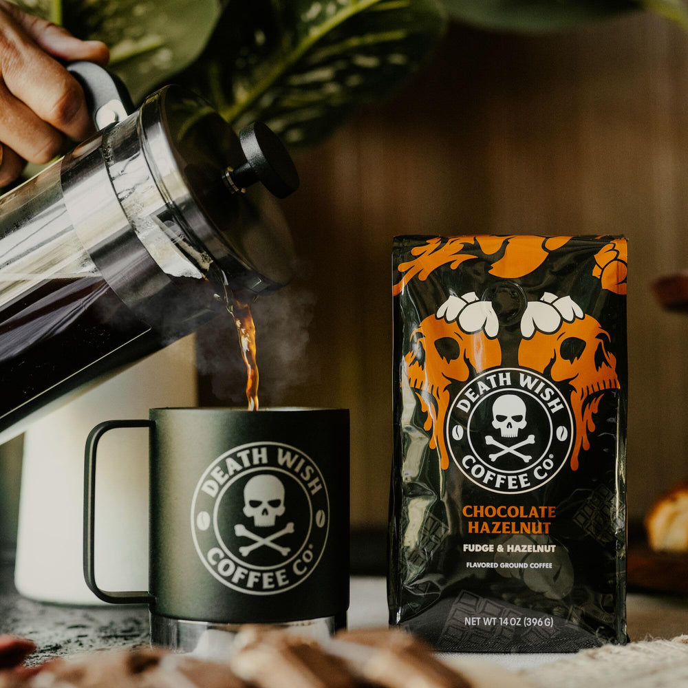 Death Wish Coffee en encuadre de cocina mostrando uso cotidiano