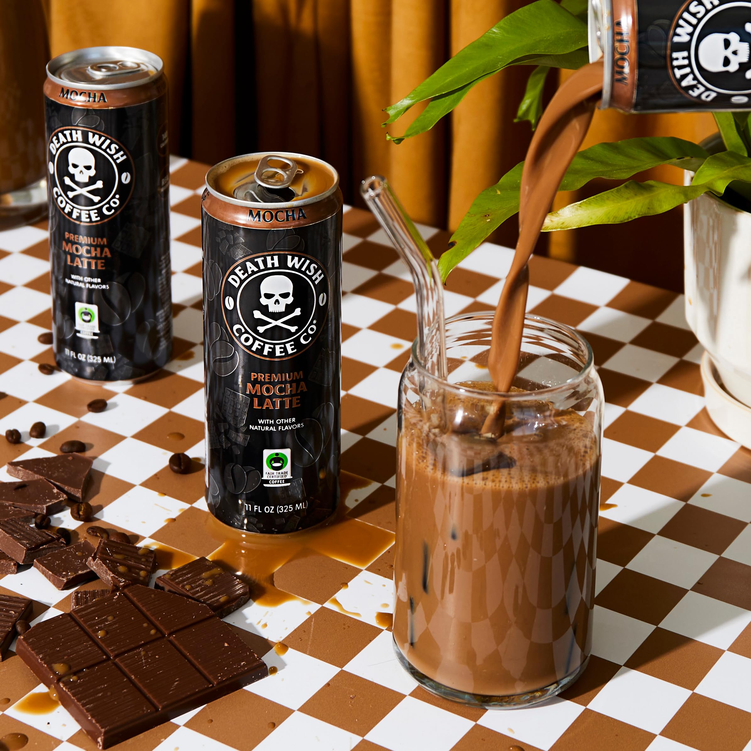 Death Wish Coffee lata en manos para mostrar tamaño y practicidad