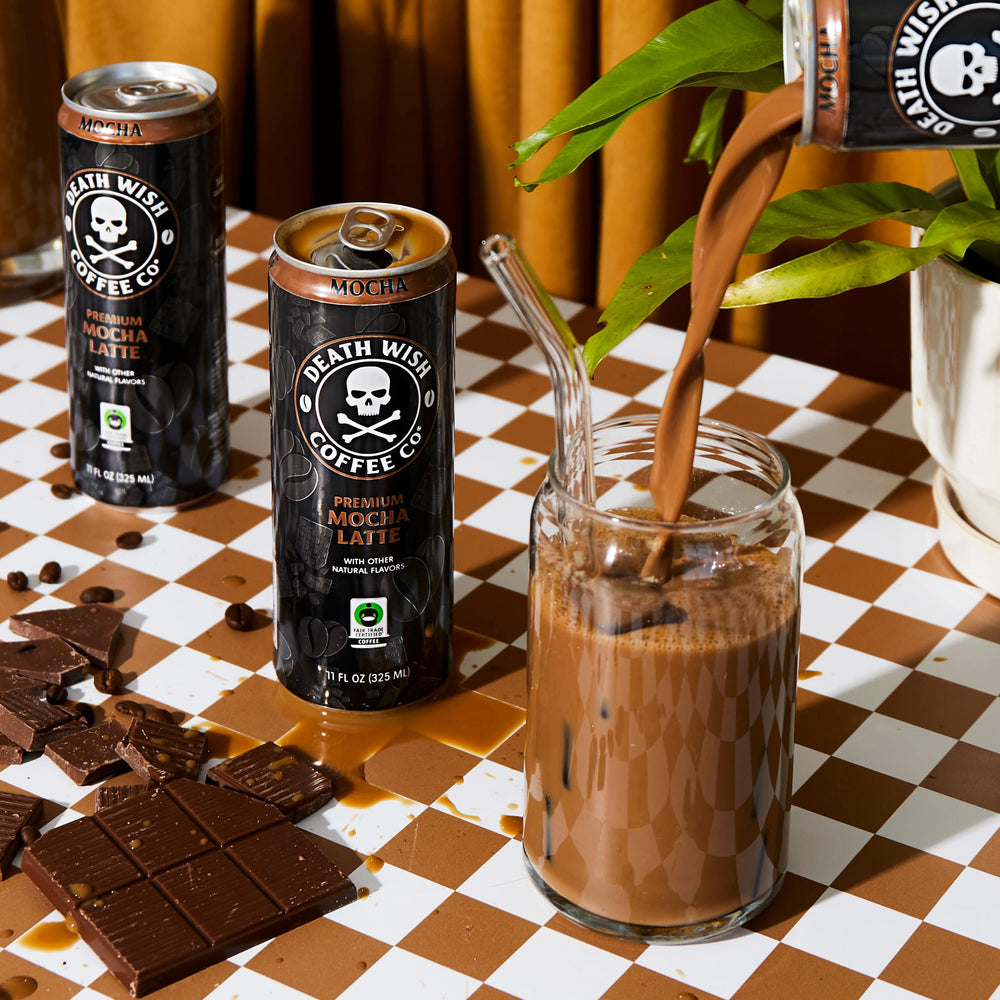 Death Wish Coffee lata en manos para mostrar tamaño y practicidad