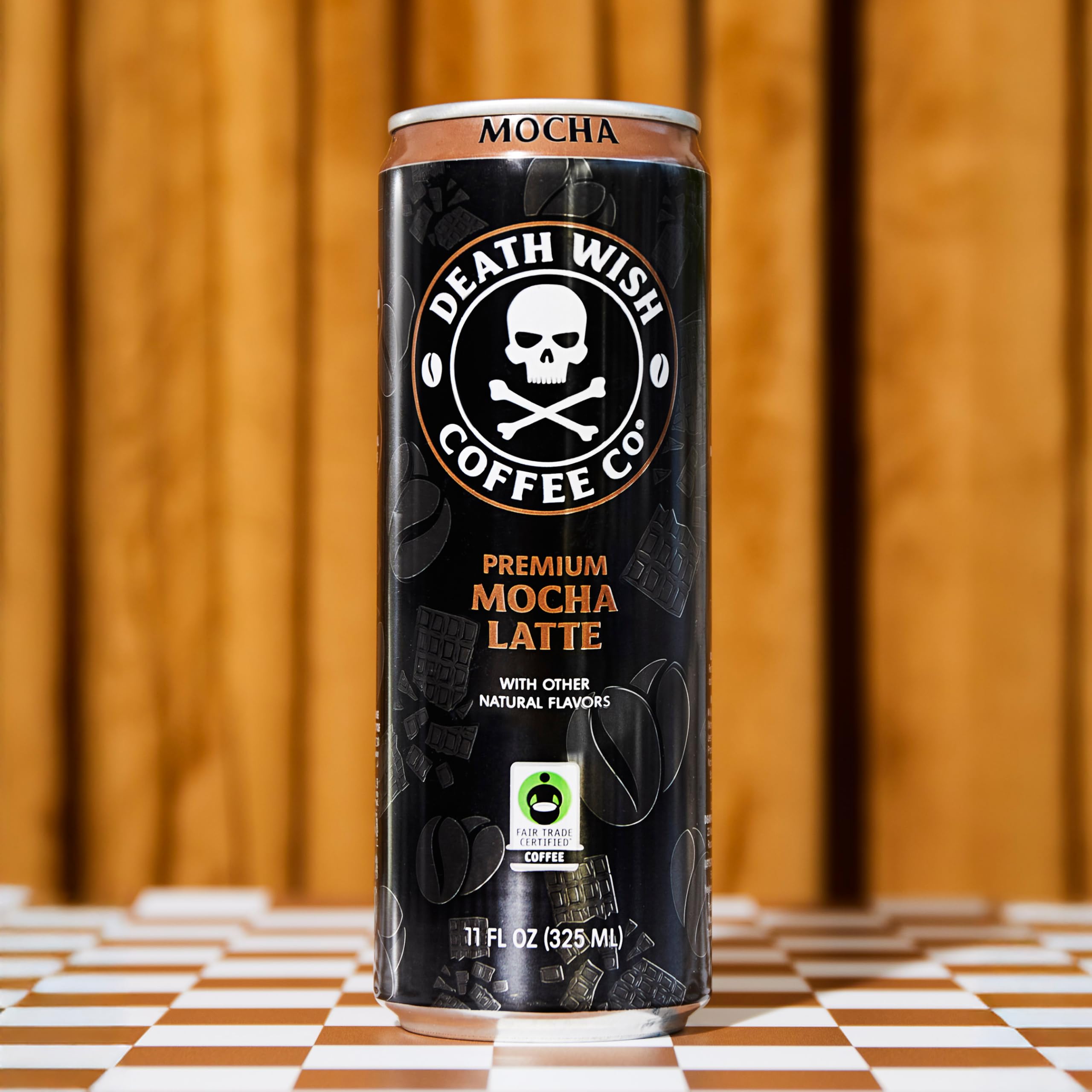 Death Wish Coffee vertido en vaso con hielo para un servicio frío