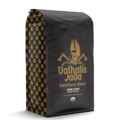 Death Wish Coffee primer plano de granos enteros resaltando frescura