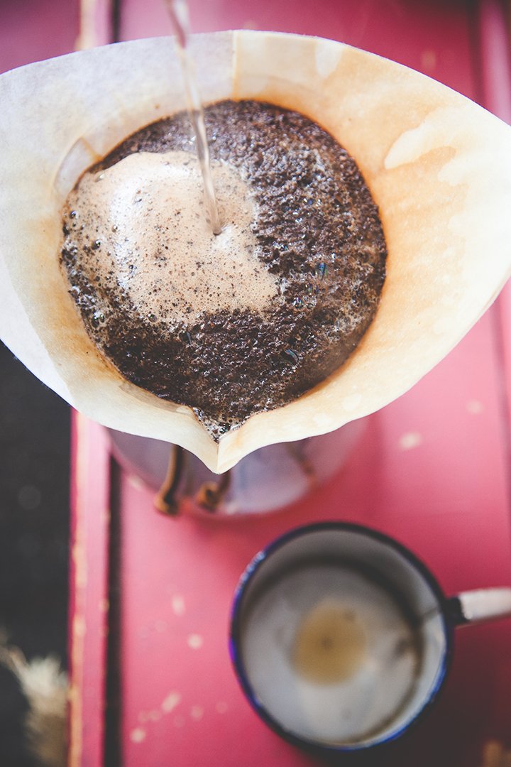Death Wish Coffee escena de desayuno con taza y bolsa, momento energizante