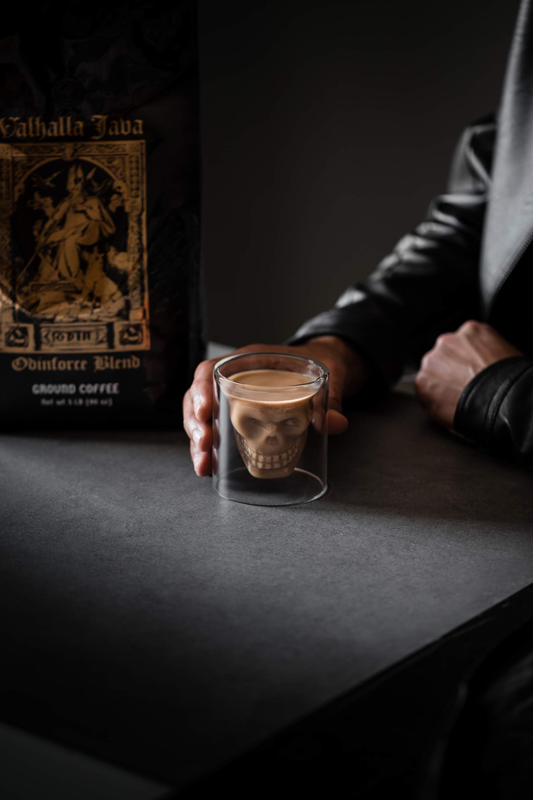 Death Wish Coffee etiqueta USDA Organic y Fair Trade resaltando abastecimiento responsable