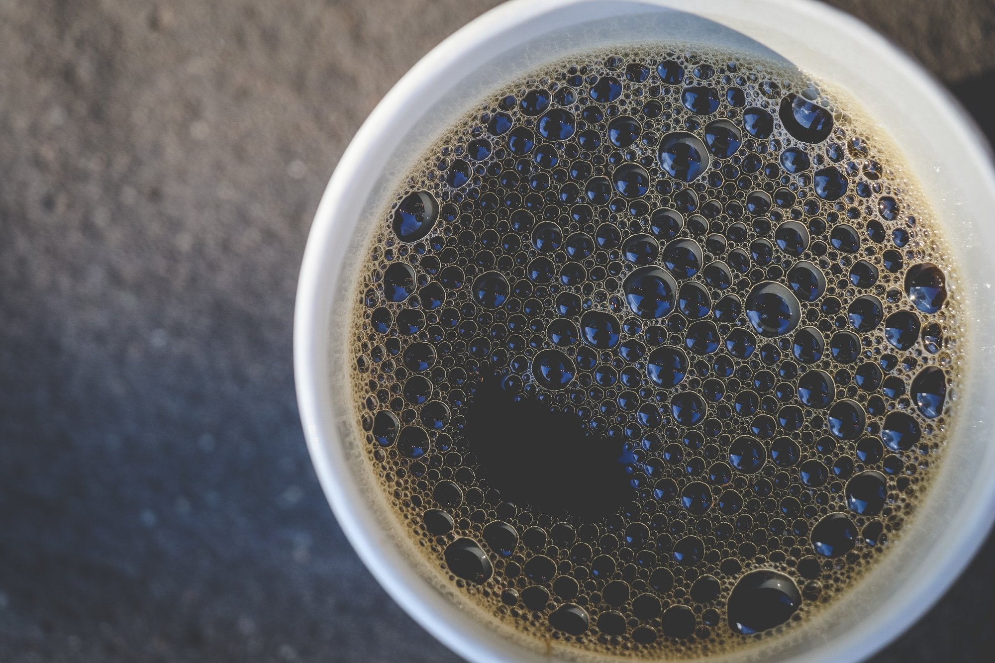 Death Wish Coffee etiqueta con sellos USDA Organic y Fair Trade visibles