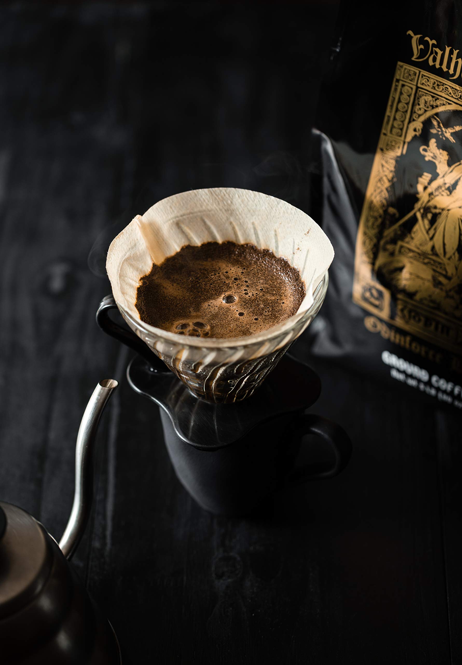 Death Wish Coffee granos de origen en fondo volcánico mostrando procedencia robusta