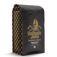 Death Wish Coffee taza servida con crema enfatizando sabor rico y aroma potente
