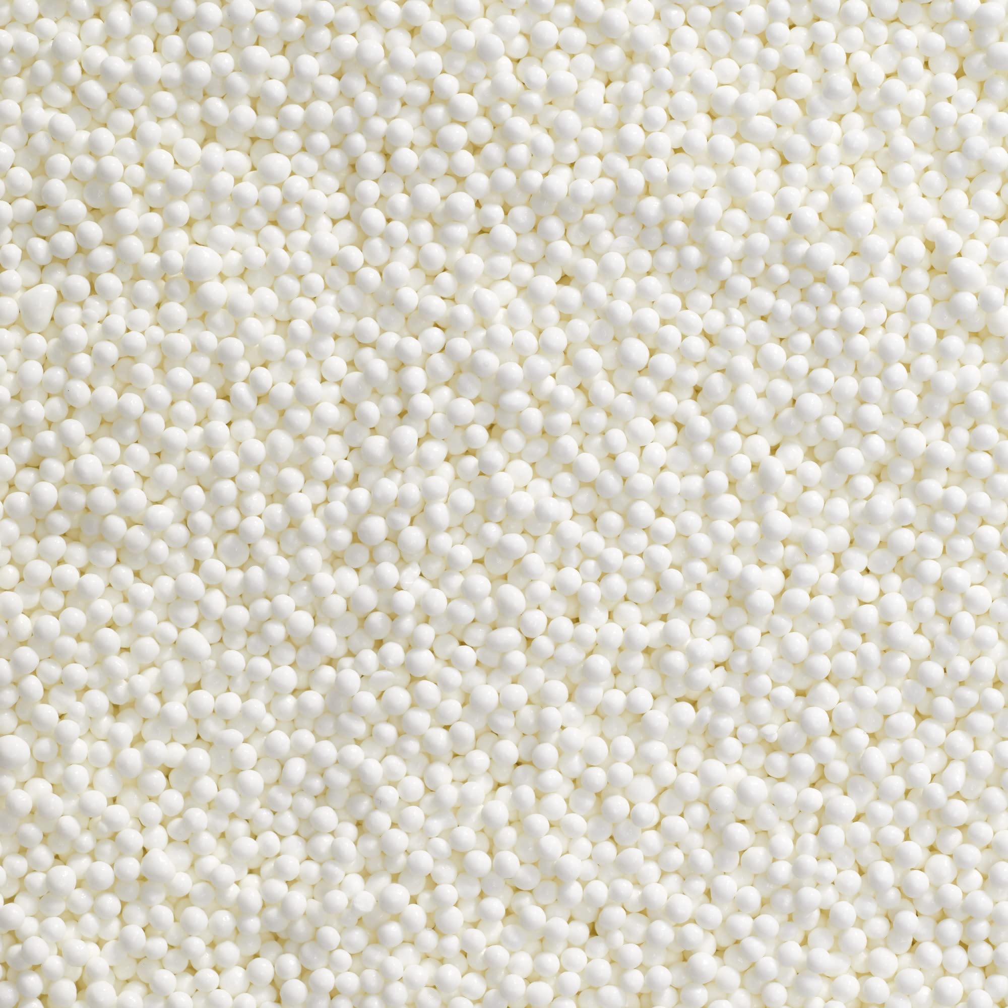 DecoPac nonpareils aplicadas sobre cupcake para acabado elegante y uniforme